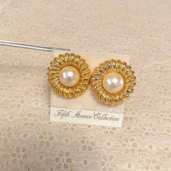 Vintage White Cream Pearl Statement Large Gold Tone Earrings Non-Pierced Clip - Picture 5 of 8